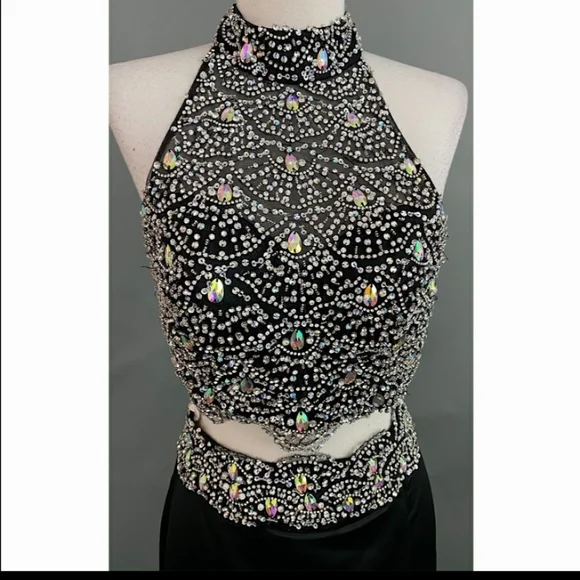 Elegant Black Evening Gown - Picture 2 of 5